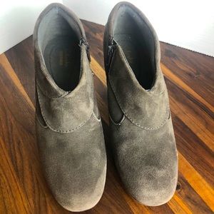 Women’s CLARKS Ankle Boots side zip suede 9.5